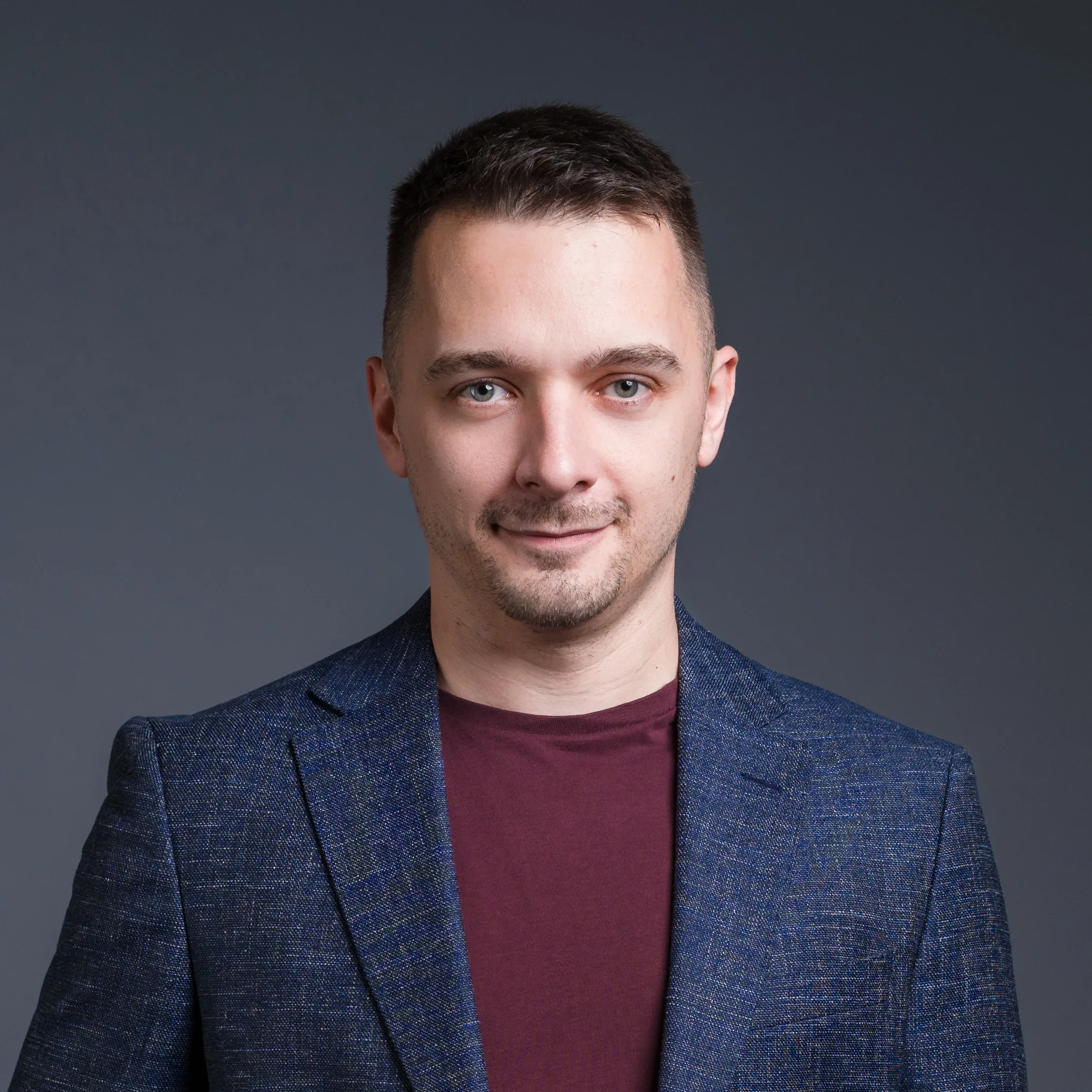 mężczyzna w garniturze